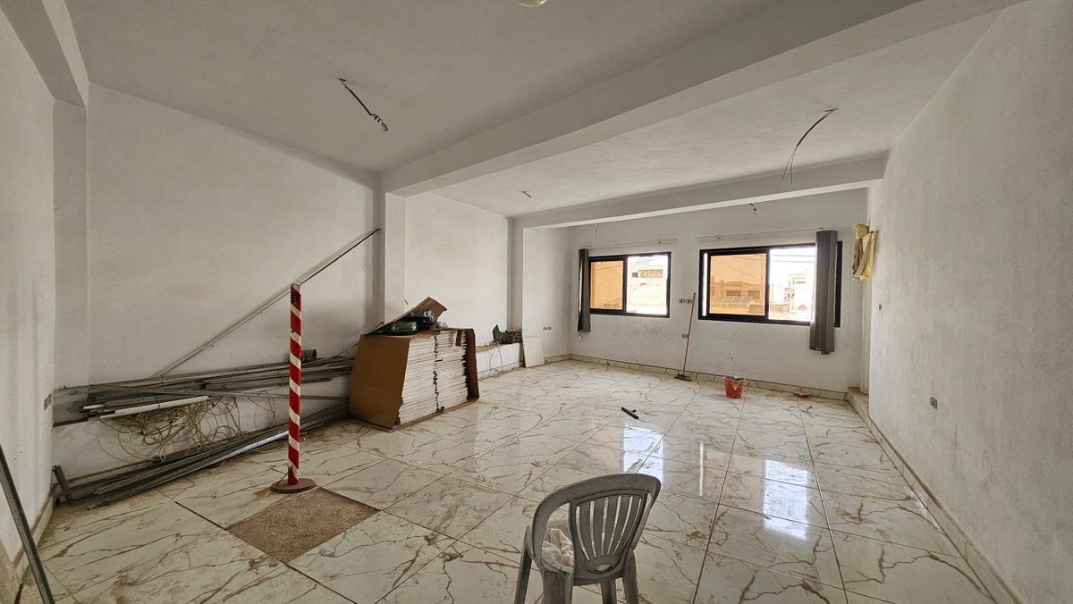 Chantier brut avant rénovation — plateau en cours d'aménagement